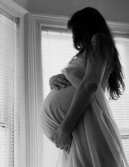 Mulher gravida sonhando.