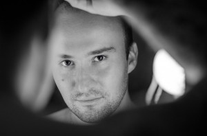 Homem se olhando no espelho